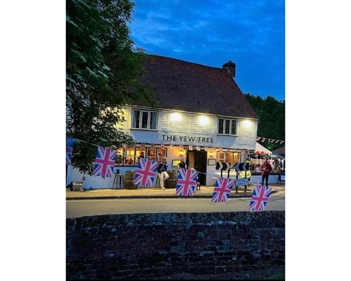 Stay And Relax At The Yew Tree Manuden Exterior photo