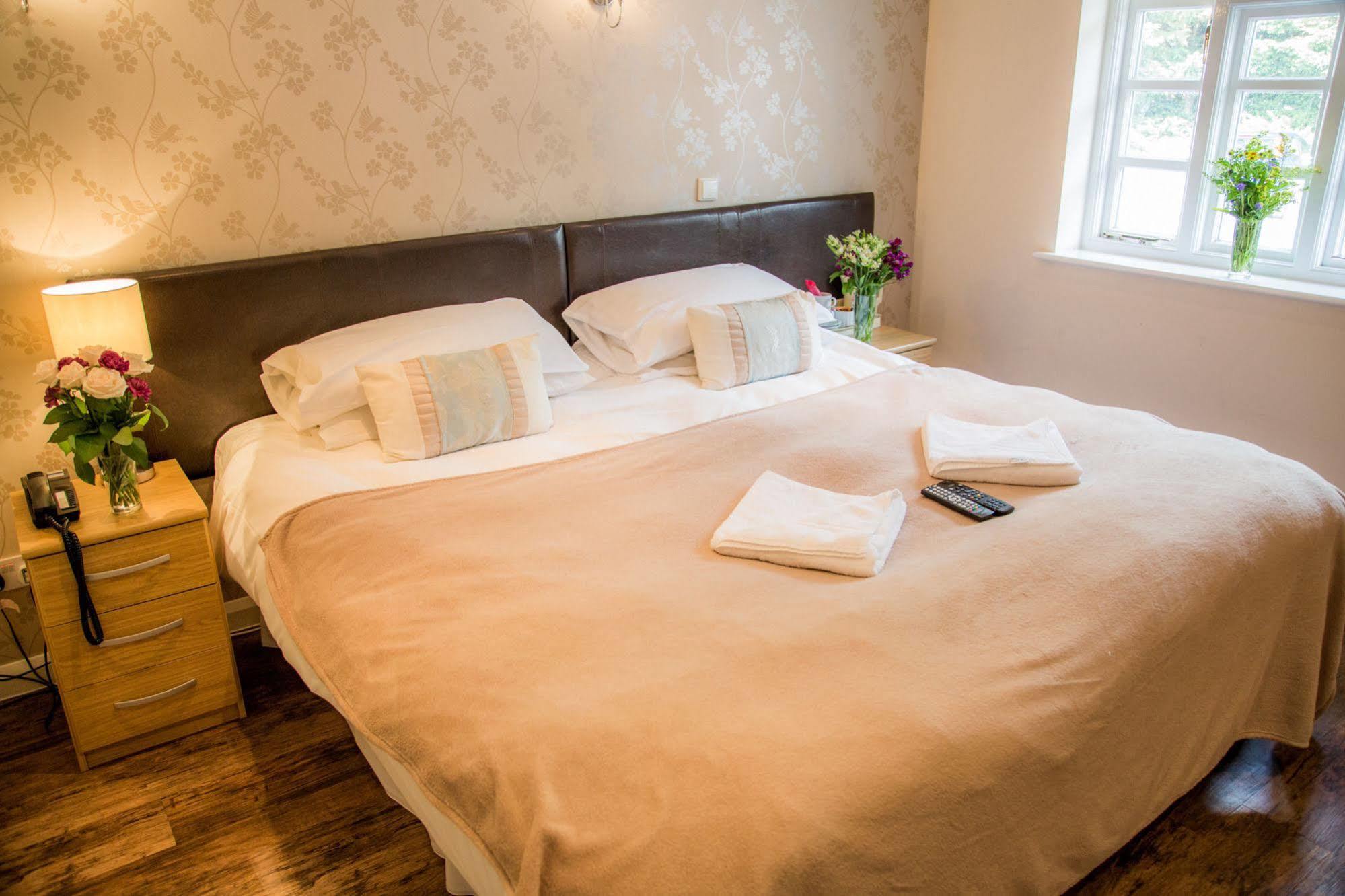 Stay And Relax At The Yew Tree Manuden Exterior photo